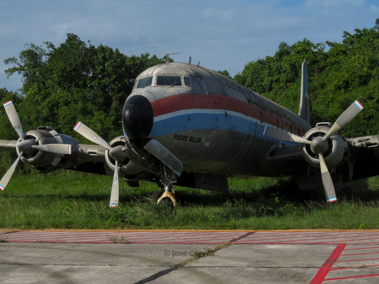Este viejo Douglas DC-6 de Dominicana acabó sus días en el deshuesadero
